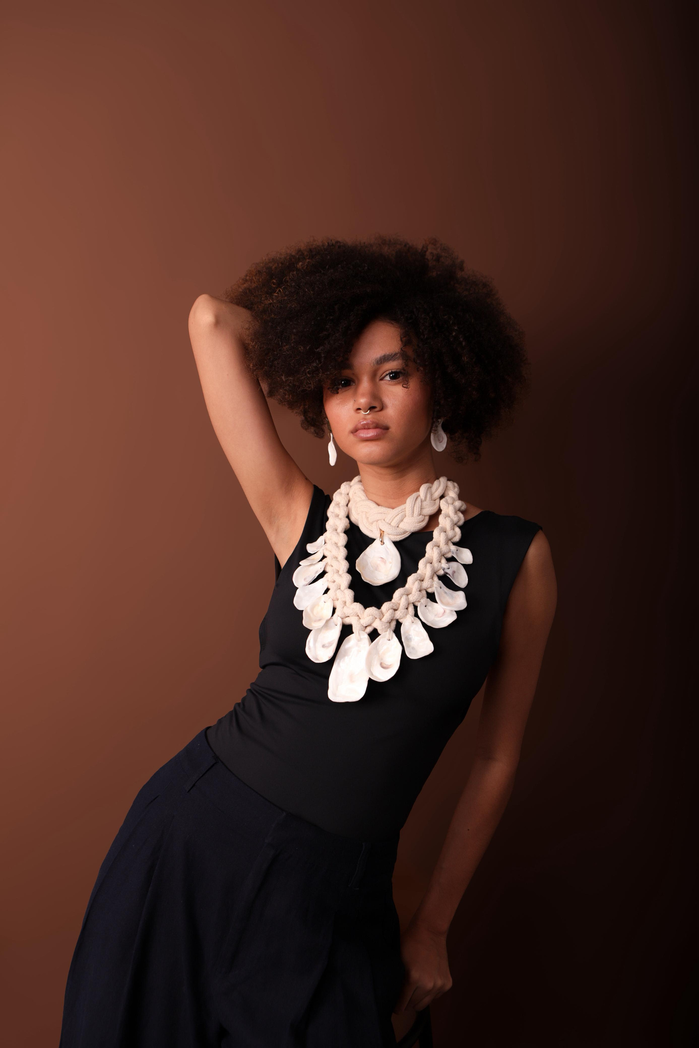 Modelo usando colar artesanal ShiÁ Studio